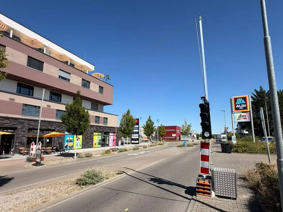 Aufgestellte Baustellenampel an einer innerörtlichen Arbeitsstelle