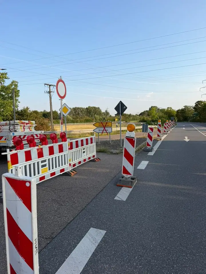 Absicherung einer innerörtlichen Baustelle mit Leitbaken