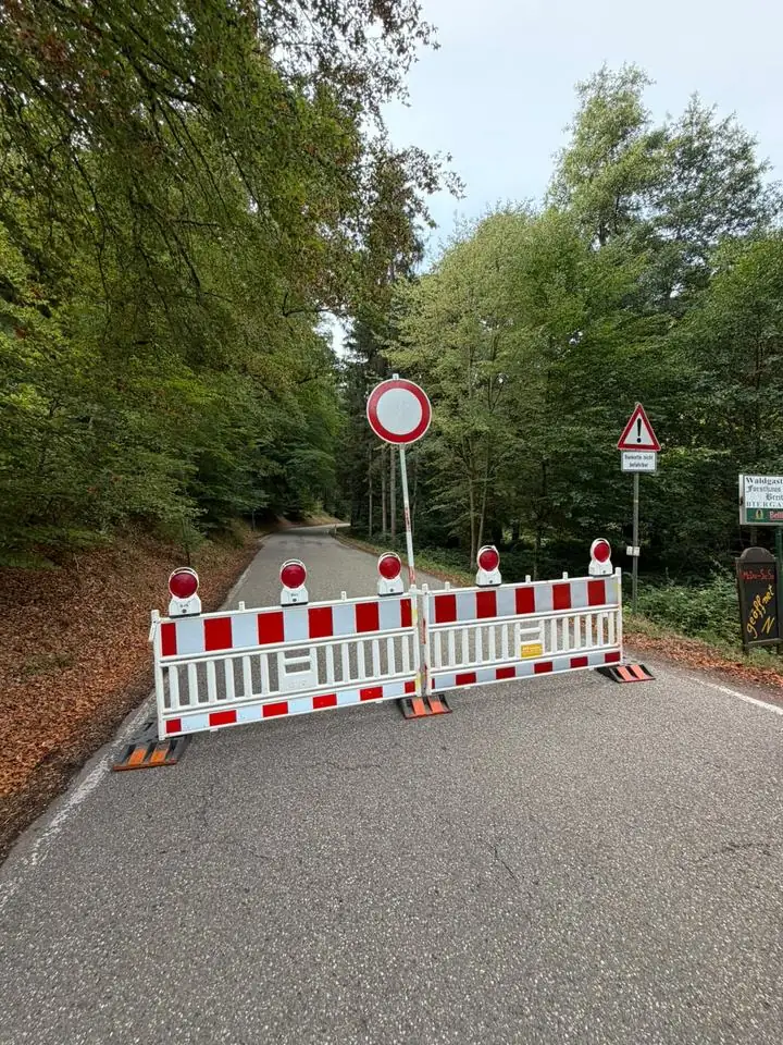 Vollsperrung mit Absperrschranke auf einer Waldstraße