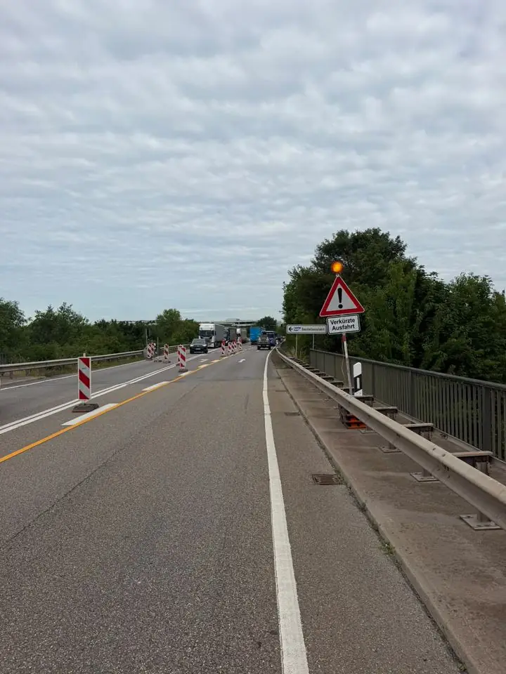 Fahrbahnverschwenkung mit gelber Baustellenmarkierung