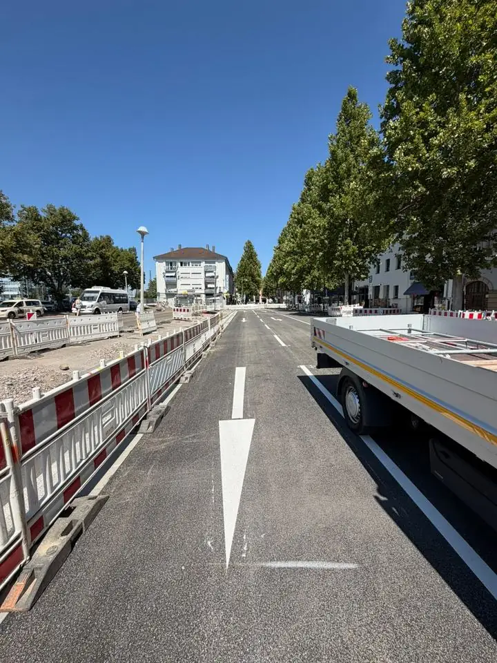 Absperrgitter zum Schutz von Fußgängern an einer Baustelle