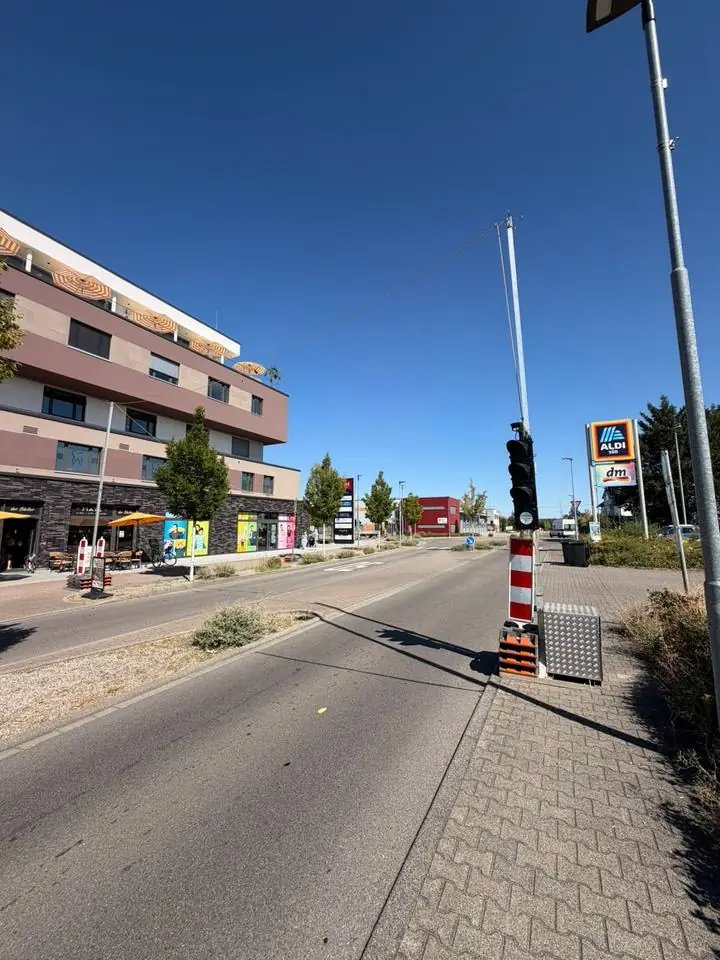 Baustellenampel an einer innerörtlichen Arbeitsstelle