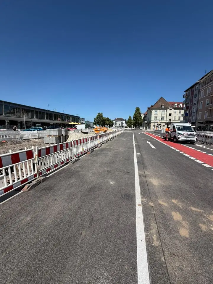 Innerstädtische Baustelle mit neuer Fahrbahnmarkierung