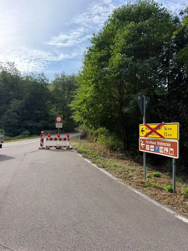 Absperrschranke an einer gesperrten Straße